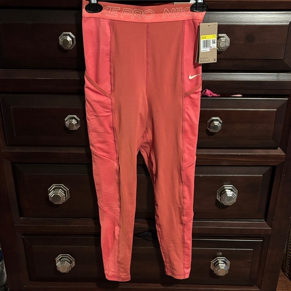 NWT Nike Women’s Pink Leggings size Small - Picture 1 of 4